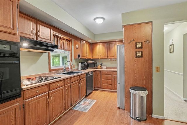 37 S Bear Lake Road, Muskegon, MI 49445