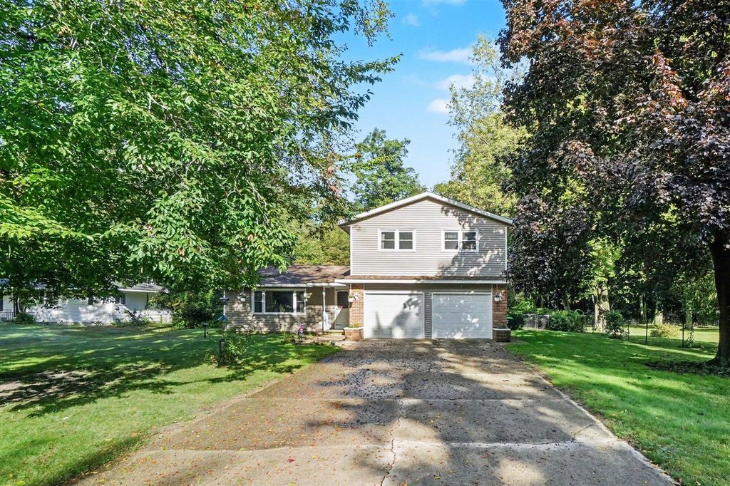 37 S Bear Lake Road, Muskegon, MI 49445
