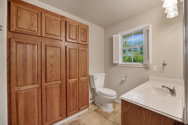 201 Old Tyler Rd, Whitehouse, TX 75791