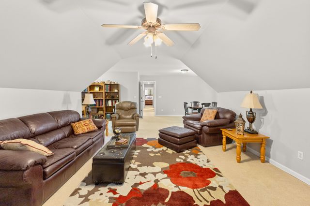 106 Meadowood Loop, Burns, TN 37029