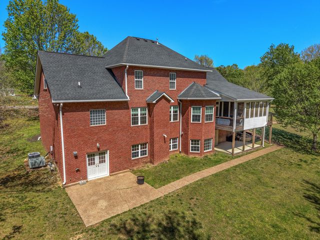 106 Meadowood Loop, Burns, TN 37029