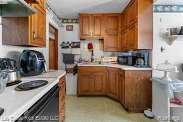 1331 Detroit Avenue, Lincoln Park, MI 48146