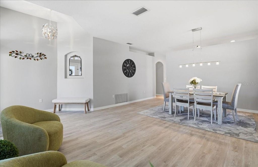 Image 11 of property listing at 8997 STONE HARBOUR LOOP, Bradenton, FL 34212