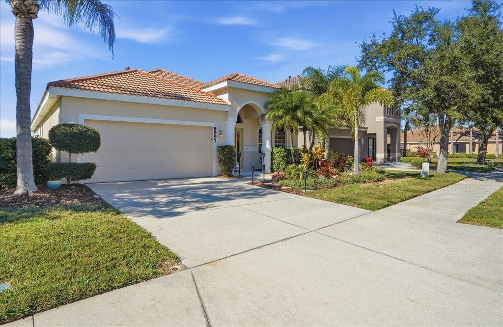 Image 4 of property listing at 8997 STONE HARBOUR LOOP, Bradenton, FL 34212