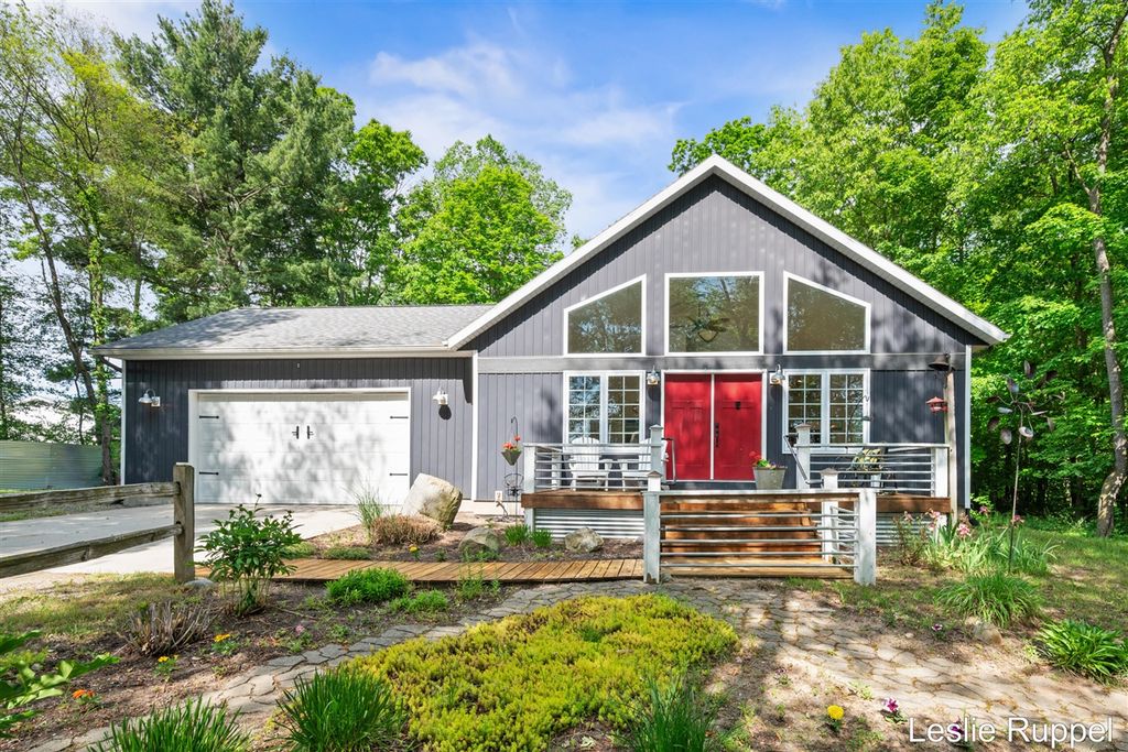 13015 Ritchie Avenue, Cedar Springs, MI 49319