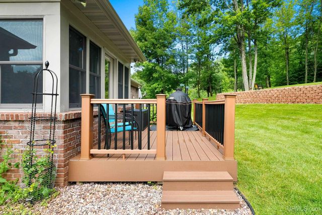 W5974 Springview Dr, Norway, MI 49870