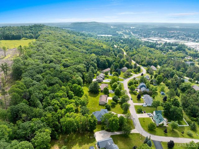W5974 Springview Dr, Norway, MI 49870