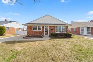 18055 Hinton Street, Riverview, MI 48193