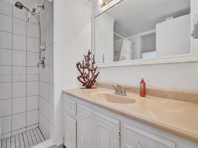 2861 Somerset Dr 211, Lauderdale Lakes, FL 33311