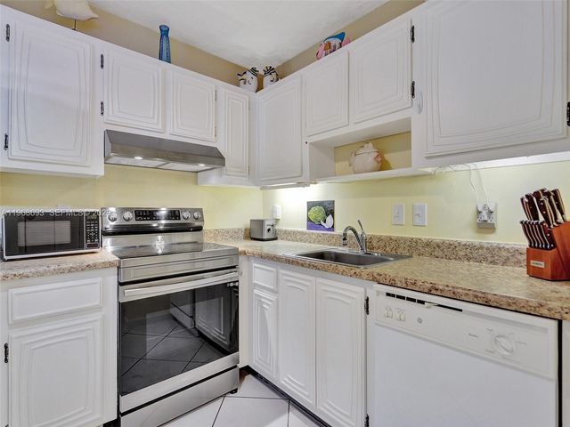 2861 Somerset Dr 211, Lauderdale Lakes, FL 33311