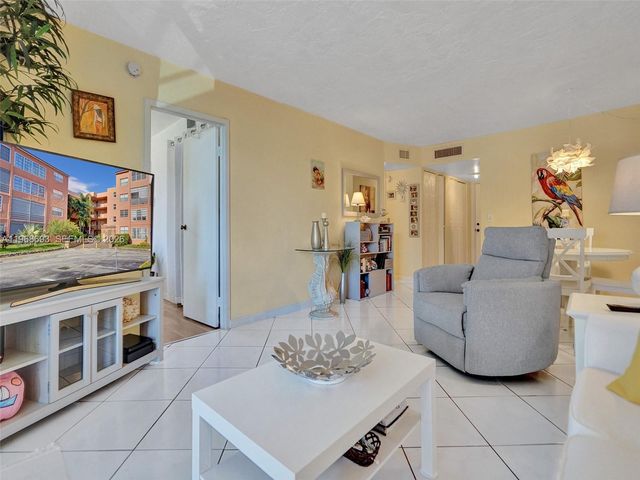 2861 Somerset Dr 211, Lauderdale Lakes, FL 33311