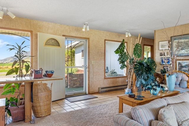 2851 E River Road, Livingston, MT 59047