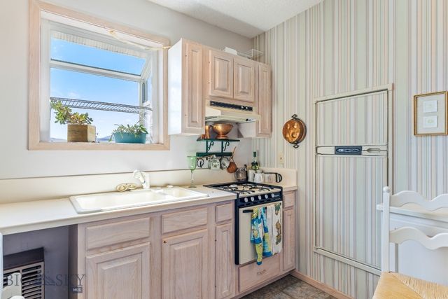 2851 E River Road, Livingston, MT 59047