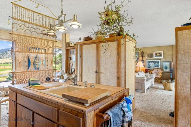 2851 E River Road, Livingston, MT 59047