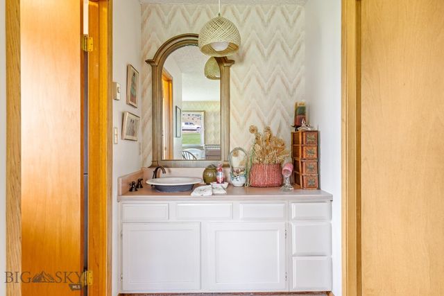 2851 E River Road, Livingston, MT 59047