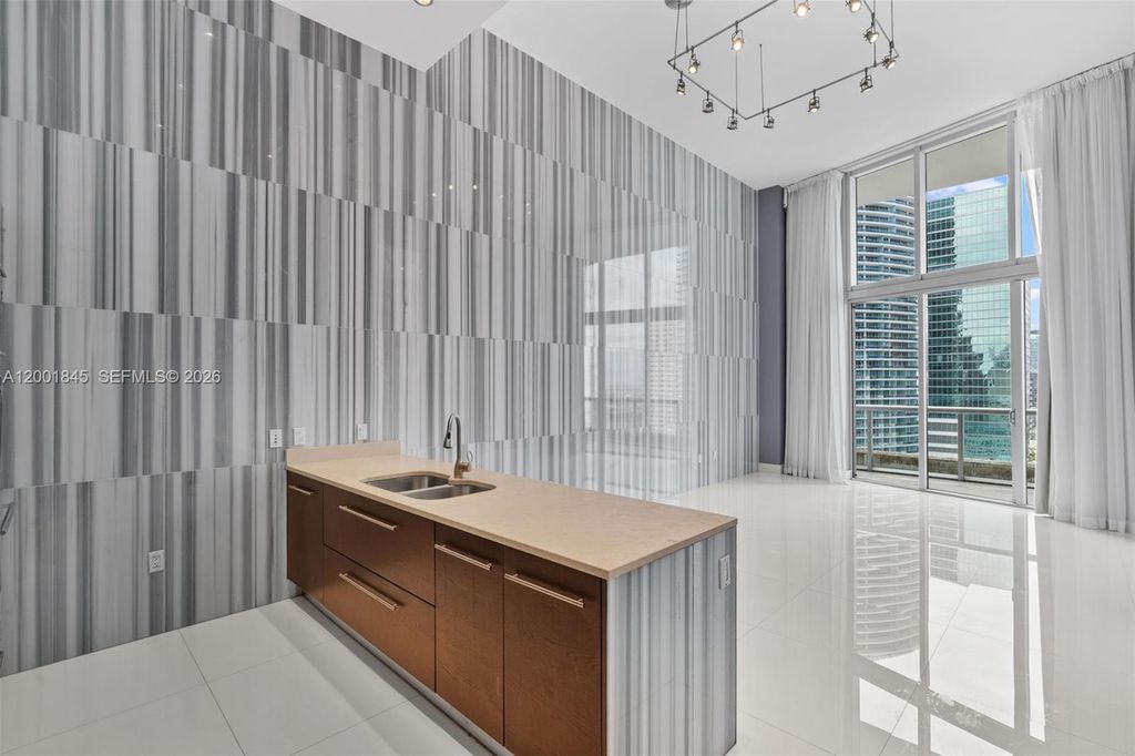 475 Brickell Ave 2812, Miami, FL 33131