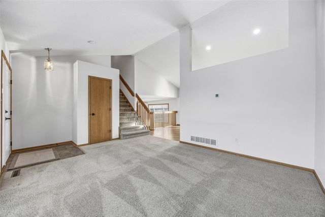 3425 Falcon View Road SW, Cedar Rapids, IA 52404