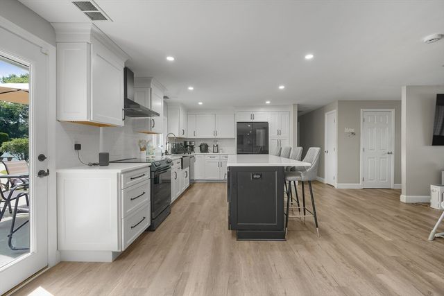 10 Topaz Ln, Dartmouth, MA 02747