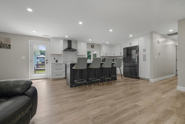 10 Topaz Ln, Dartmouth, MA 02747