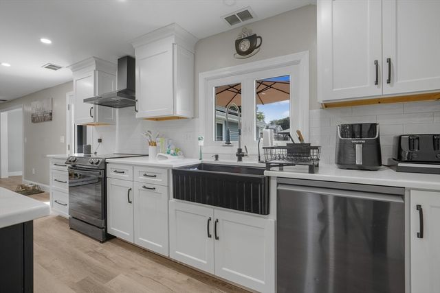 10 Topaz Ln, Dartmouth, MA 02747