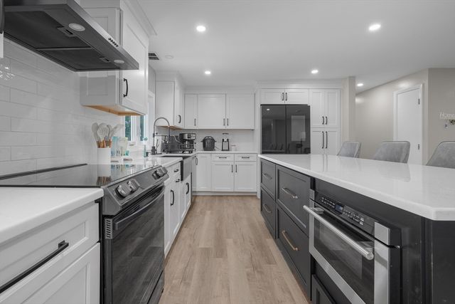 10 Topaz Ln, Dartmouth, MA 02747