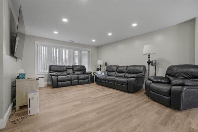 10 Topaz Ln, Dartmouth, MA 02747