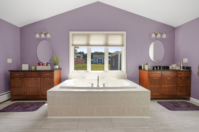 10 Topaz Ln, Dartmouth, MA 02747