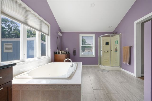 10 Topaz Ln, Dartmouth, MA 02747