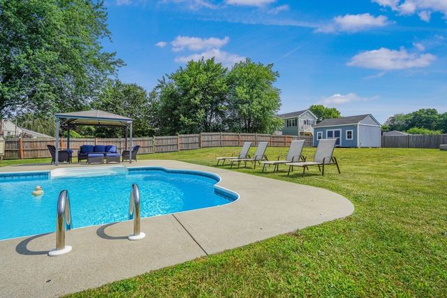 10 Topaz Ln, Dartmouth, MA 02747