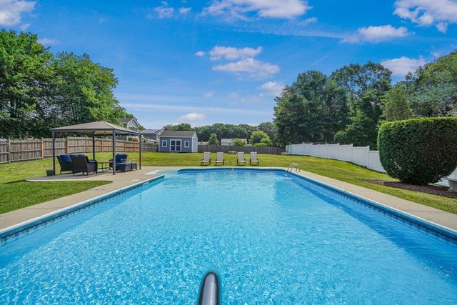 10 Topaz Ln, Dartmouth, MA 02747