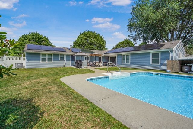 10 Topaz Ln, Dartmouth, MA 02747