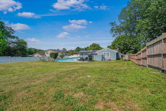 10 Topaz Ln, Dartmouth, MA 02747