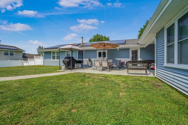 10 Topaz Ln, Dartmouth, MA 02747
