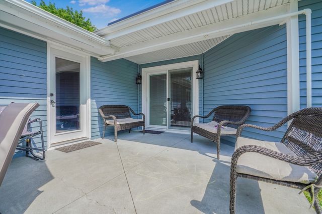 10 Topaz Ln, Dartmouth, MA 02747