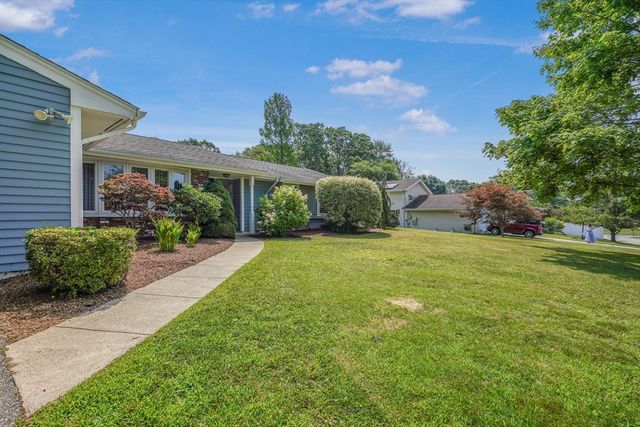 10 Topaz Ln, Dartmouth, MA 02747