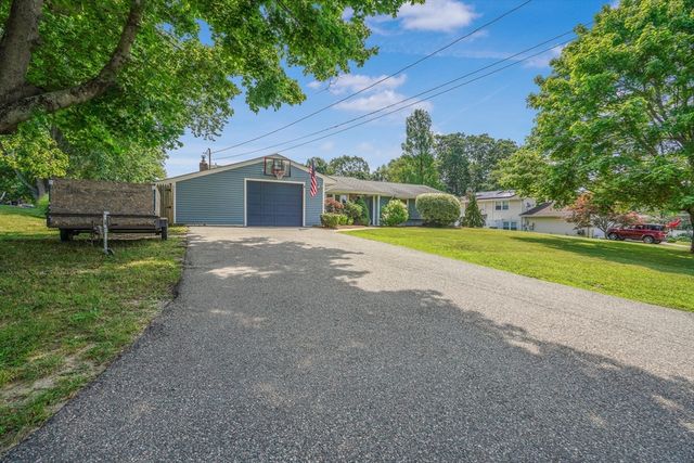 10 Topaz Ln, Dartmouth, MA 02747