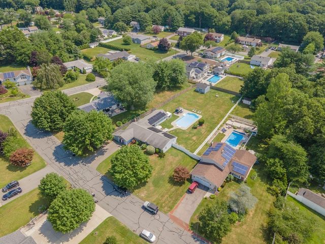 10 Topaz Ln, Dartmouth, MA 02747