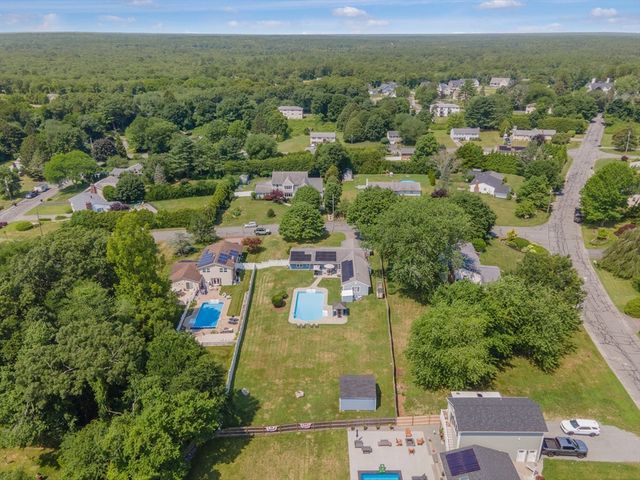 10 Topaz Ln, Dartmouth, MA 02747