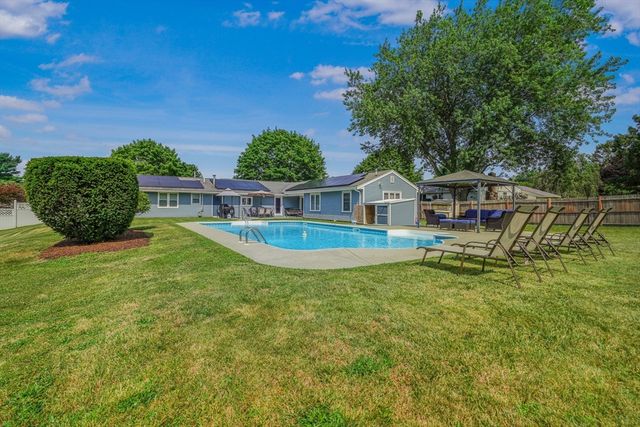 10 Topaz Ln, Dartmouth, MA 02747