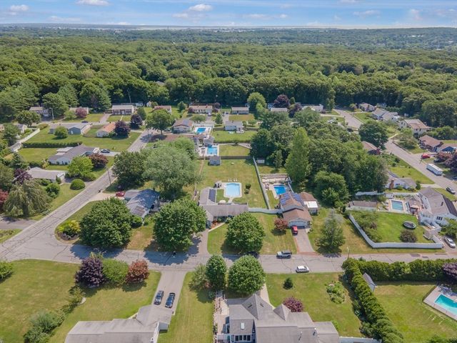 10 Topaz Ln, Dartmouth, MA 02747
