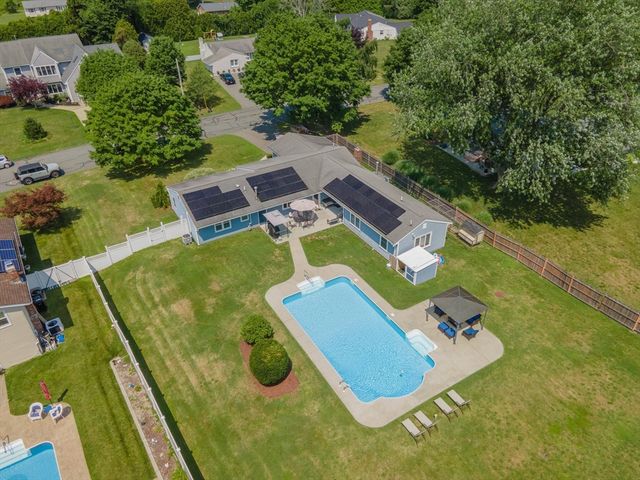 10 Topaz Ln, Dartmouth, MA 02747