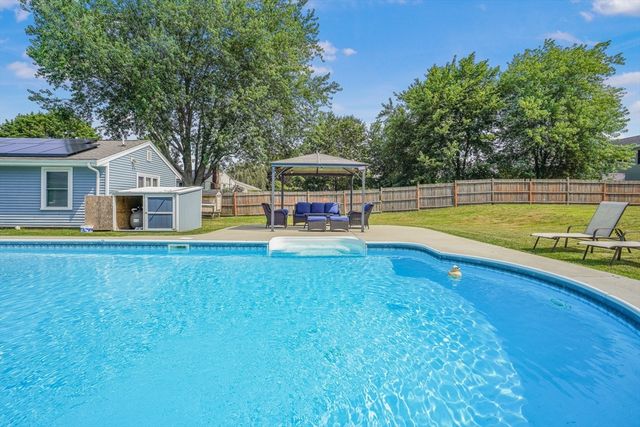 10 Topaz Ln, Dartmouth, MA 02747