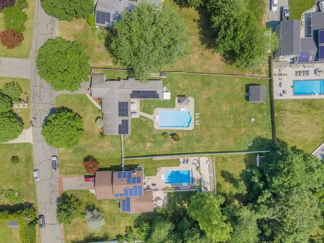 10 Topaz Ln, Dartmouth, MA 02747