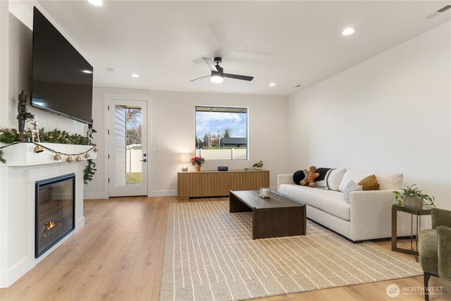 581 S Oasis Loop, East Wenatchee, WA 98802