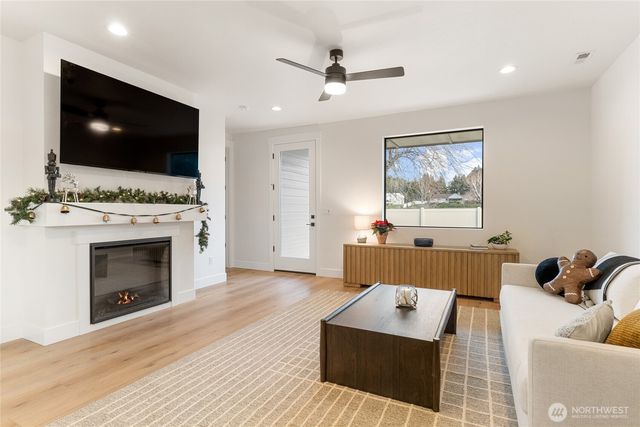 581 S Oasis Loop, East Wenatchee, WA 98802