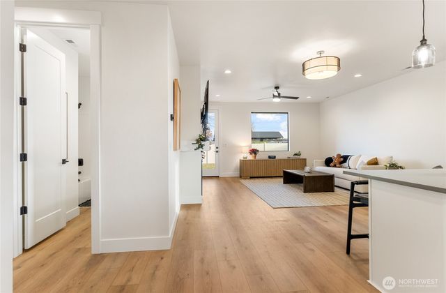 581 S Oasis Loop, East Wenatchee, WA 98802