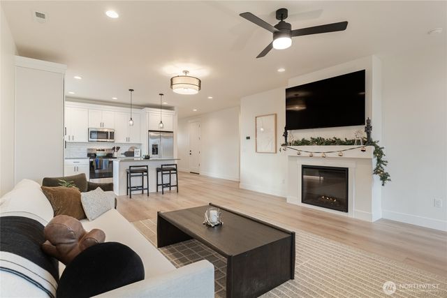 581 S Oasis Loop, East Wenatchee, WA 98802