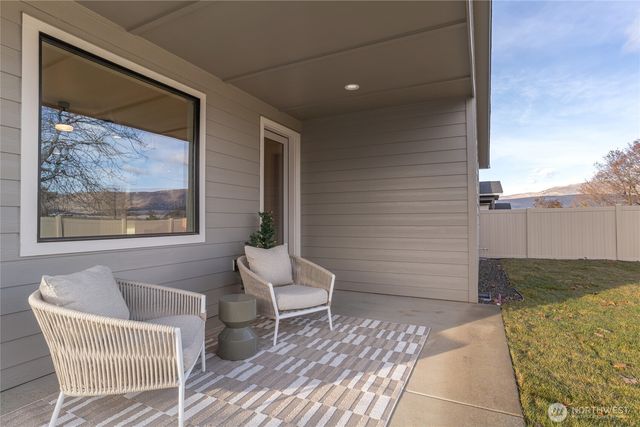 581 S Oasis Loop, East Wenatchee, WA 98802