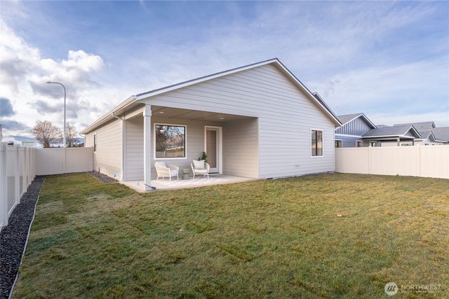 581 S Oasis Loop, East Wenatchee, WA 98802