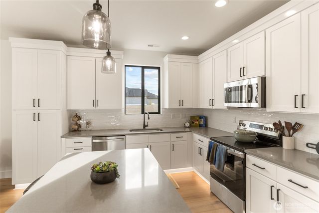 581 S Oasis Loop, East Wenatchee, WA 98802